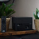 Foto del proyector Epson EF-12 con su mando a distancia